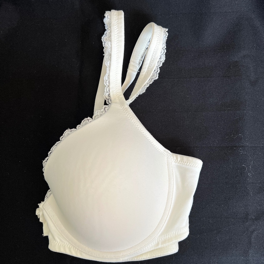 Triumph Bra Size 38C Unpadded Underwired Cream Lace Trim